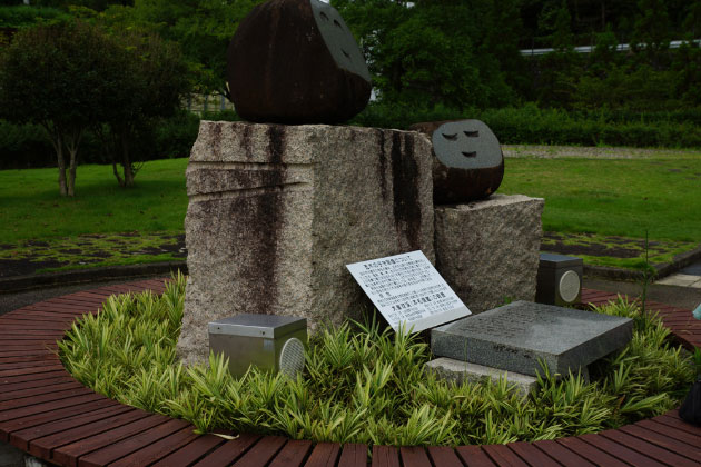 近くに五木村があることから「五木の子守唄」の石碑が飾られています。