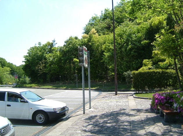 パーキングエリア入口側です。車には十分気をつけましょう。