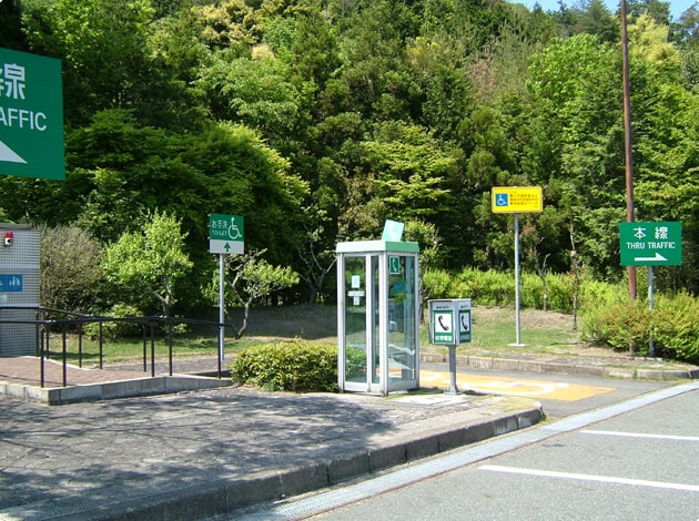 こちらは、出口側にある芝生のエリアです。