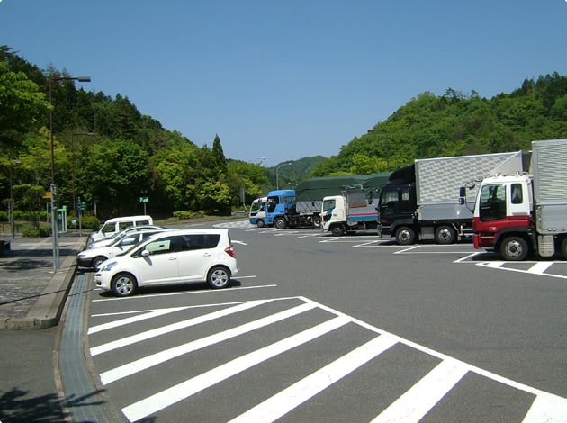 山間にあり、季節によっては緑がまぶしいパーキングエリアです。