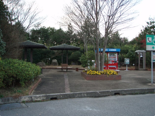 屋根が付いたベンチが設置されています。