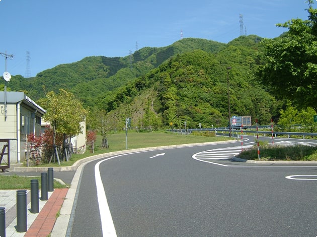 出口付近に広々とした芝生のエリアがあります。移動の際は、車に気をつけましょう。
