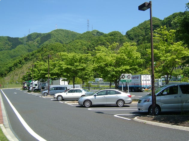駐車場全景です。山々の緑が美しいサービスエリアです。