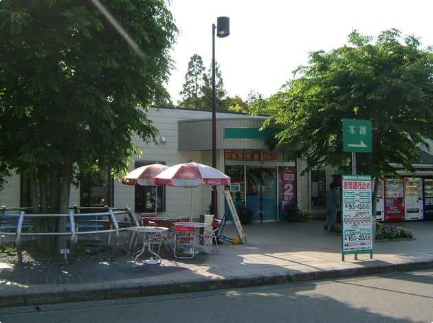 建物前にもテラス席が設置されています。