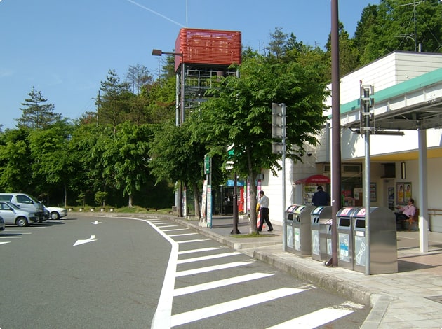 歩道が狭いので、わんこのリードは短く持って移動しましょう。