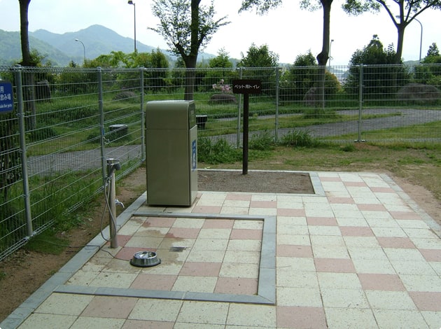 シャワー付き水飲み場、ペット専用ゴミ箱、トイレです。