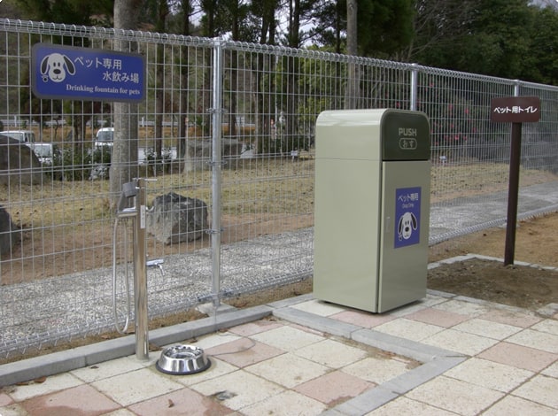 シャワー付き水飲み場、ペット専用ゴミ箱、トイレです。