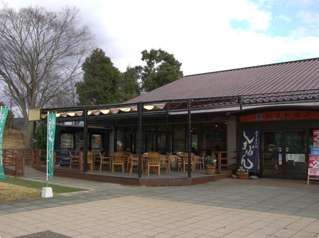 屋根付きのオープンテラス席です。