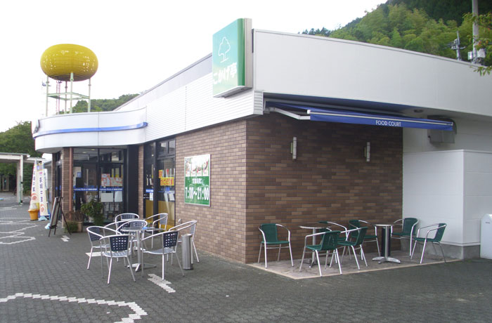 コンビニ横にはテラス席が設置されていますので、テイクアウトしたものをいただきましょう。