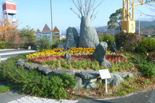 お花に囲まれた「伊予青石」。