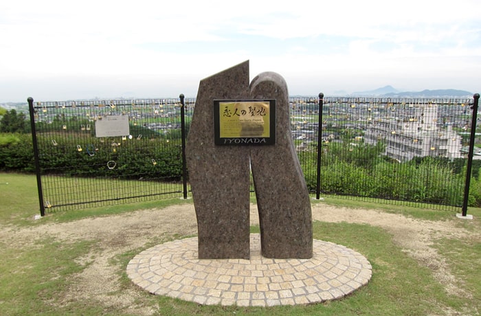 寄り添う二人をイメージしたモニュメント。
