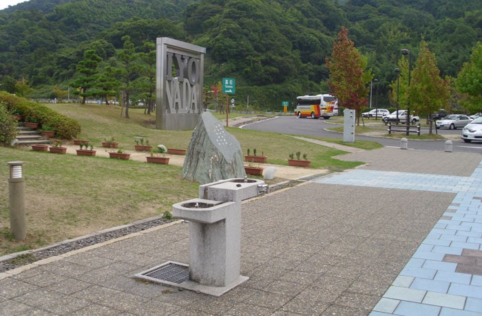 広々とした芝生があり、手前には水飲み場もあります。