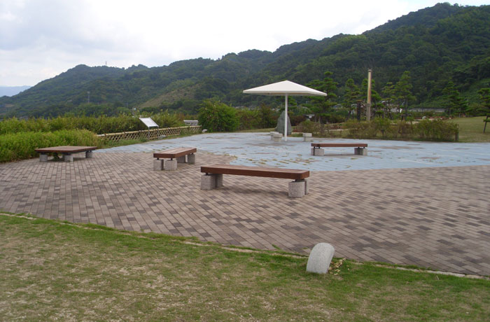 展望台には、ベンチやあずまやもありますよ。