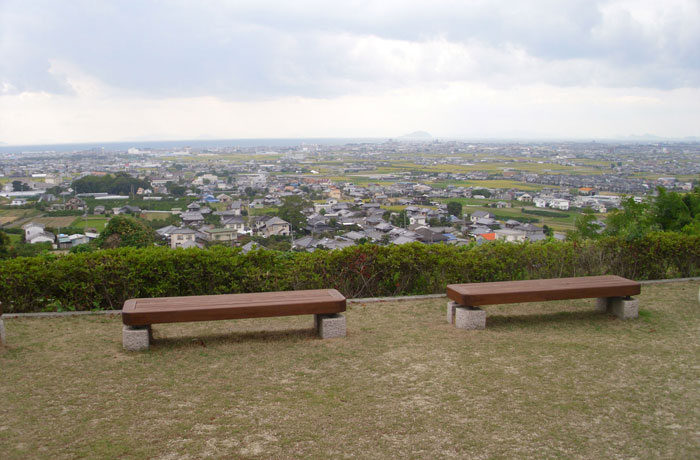 ベンチに腰掛けながら、絶景を楽しめます。