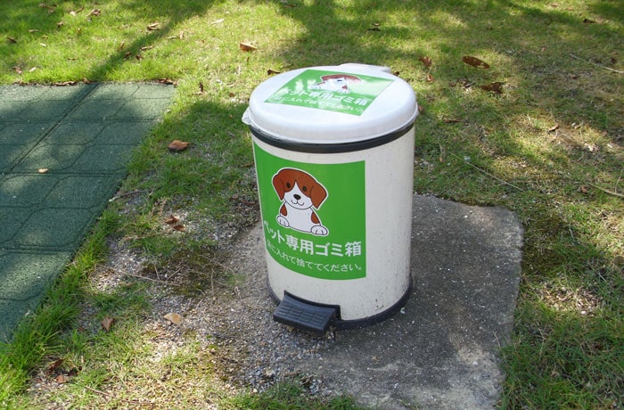 ベンチの近くに、ペット専用ゴミ箱がありますよ。