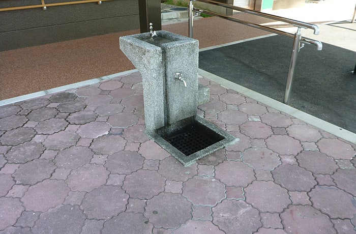 建物前には水飲み場がありますので、利用しましょう。