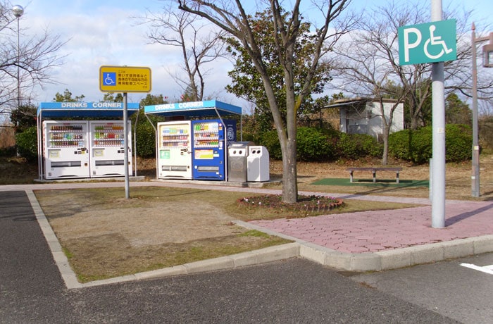 災害対応型自動販売機とベンチ・少しの園地があります。