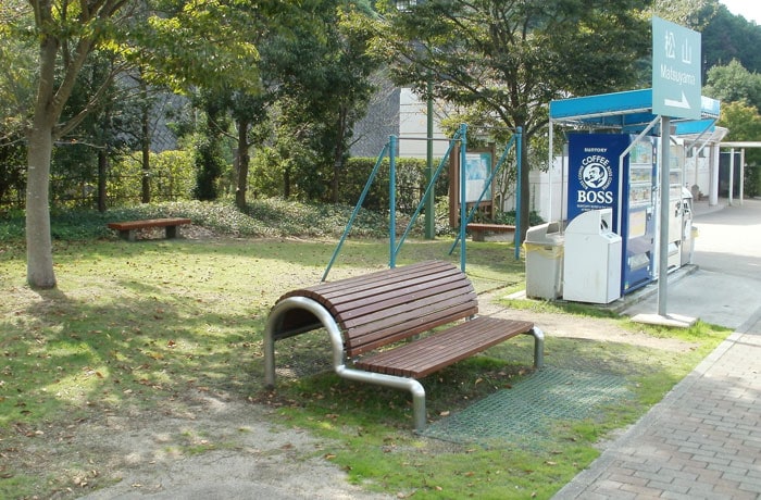 鉄棒とベンチがある、緑地があります。