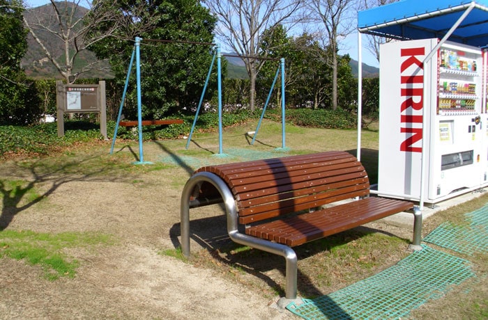 自動販売機の後ろに、園地があります。