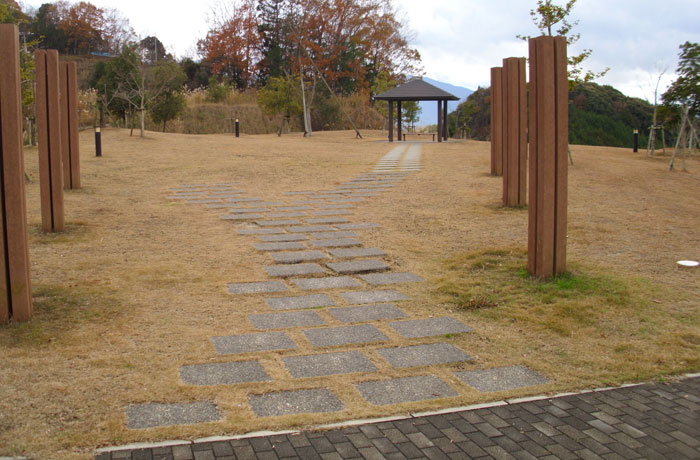 広い園地が隣接していますよ。