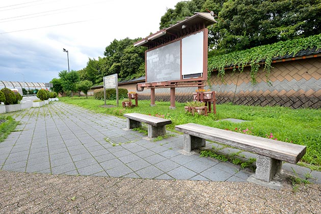 入口側の歩道にもベンチがあります。