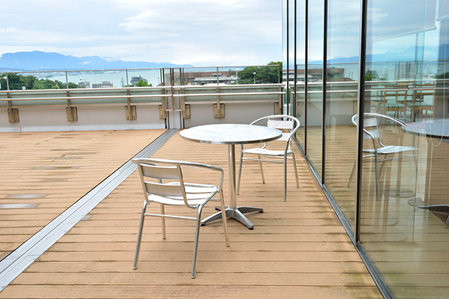 2階のデッキにはテラス席もあり、琵琶湖を眺めながら、わんこと食事休憩することもできます。