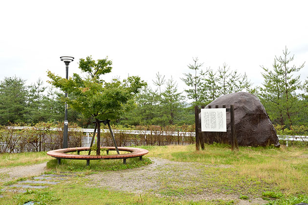 そのそばにはベンチなどが置かれた小さな緑地があります。