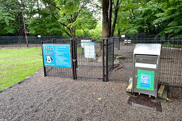 ドッグランは小型・中型犬専用と全犬種用に分かれていて、入口にわんこ専用のゴミ箱が設置されています。