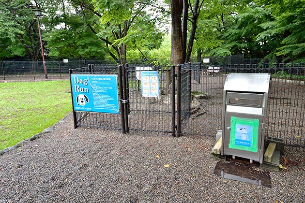 ドッグランは小型・中型犬専用と全犬種用に分かれていて、入口にわんこ専用のゴミ箱が設置されています。