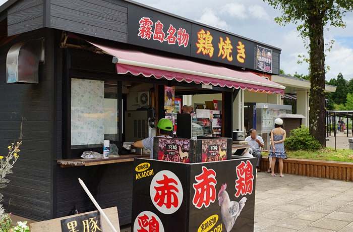 宮崎名物「赤鶏」を使った鶏焼きは、屋外のお店で購入できます。