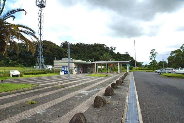 建物前の通路は広めです。