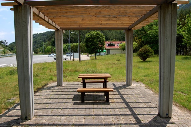 広々としたあずまや。屋根が無いのが残念です。