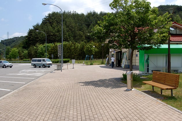建物前の歩道は広々としています。