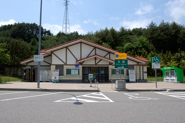 建物の脇に、自動販売機が設置されています。