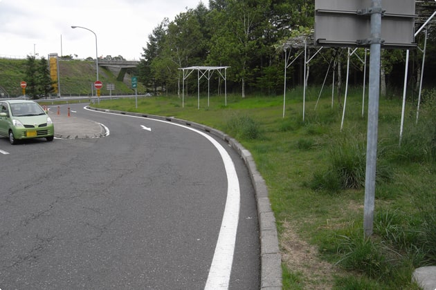 入口側にある緑地です。車には十分注意しましょう。