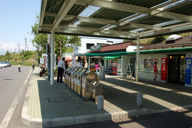 トイレ前のエリアは、屋根がありますよ。