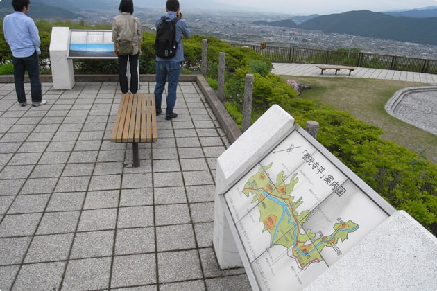 眼下に善光寺平の景色が広がります。