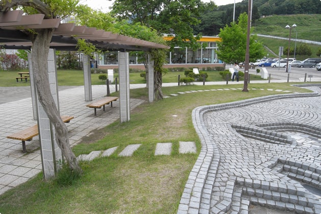 屋根がついたベンチが設置されています。