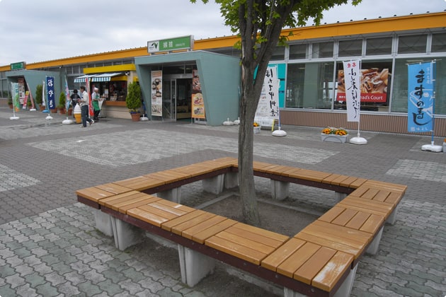 建物前にもベンチが設置されています。