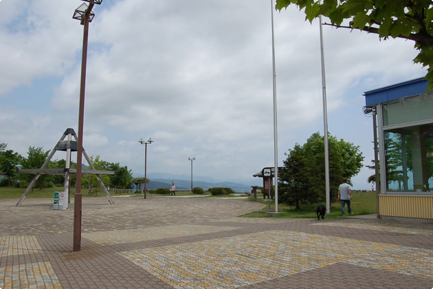 広場があり、リラックスできる空間です。
