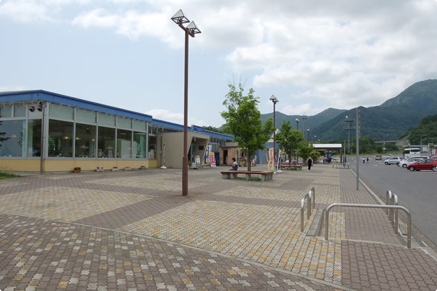建物前の歩道は、広々としています。
