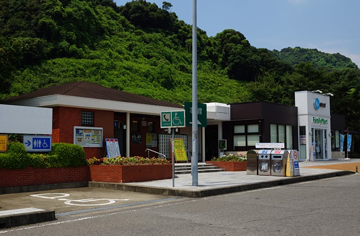 パーキングエリア全景です。山に囲まれ、リフレッシュできます。