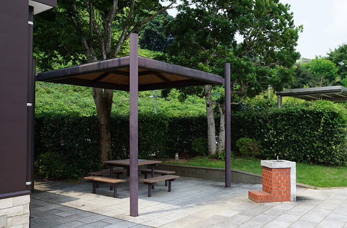 建物隣りのあずまや。ホッとひと息つけますよ。