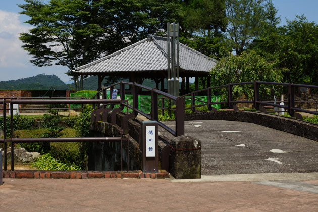 「越川橋」を渡ると、小屋が見えます。