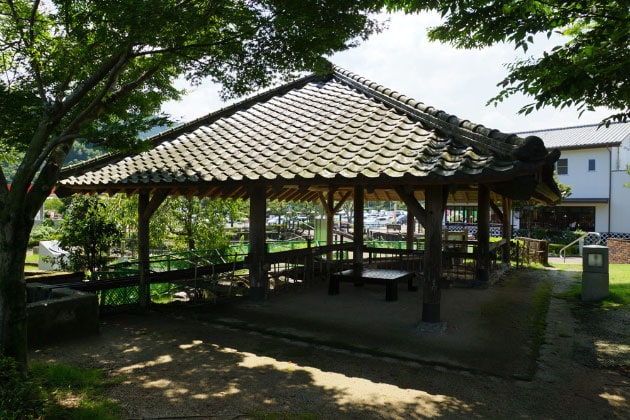 「唐臼小屋」。なんとあずまやとしても利用できます。わんこと一緒に休憩してみては？