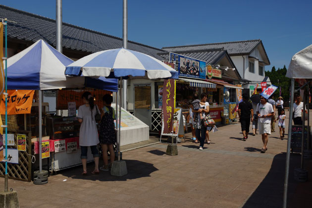 様々なお店が建物前に並んでいます。名物をいただいてみてはいかがですか？