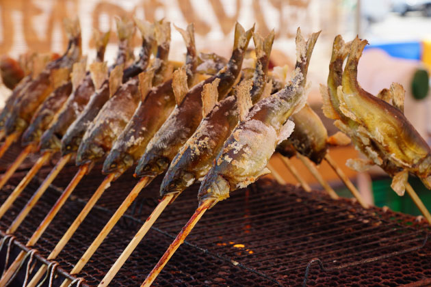 目の前で焼かれる「鮎の塩焼き」。おいしそう！