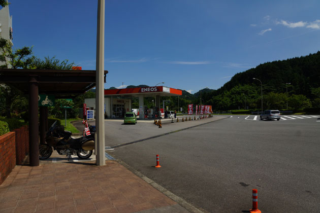 出口側の様子。ガソリンスタンドがあるので給油していきましょう。