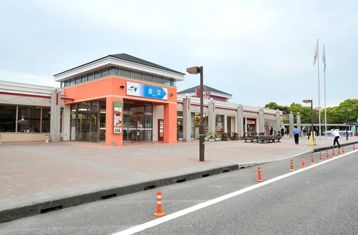 サービスエリア建物正面です。
