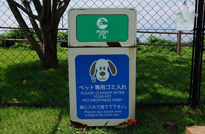 ひろば内には、ペット専用ゴミ箱が設置されています。
